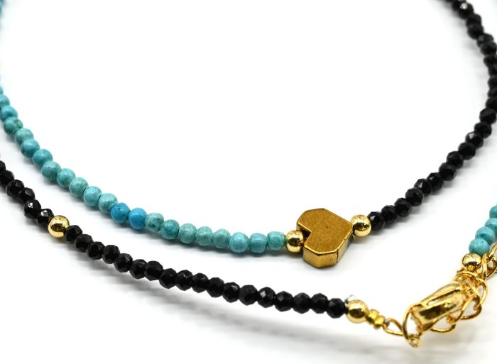 Choker made of spinel and turquoise with a heart pendant made of gold-colored hematite, 40cm