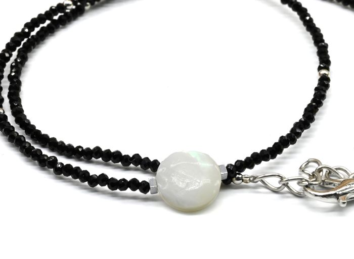 Black spinel choker with mother-of-pearl pendant, 40cm