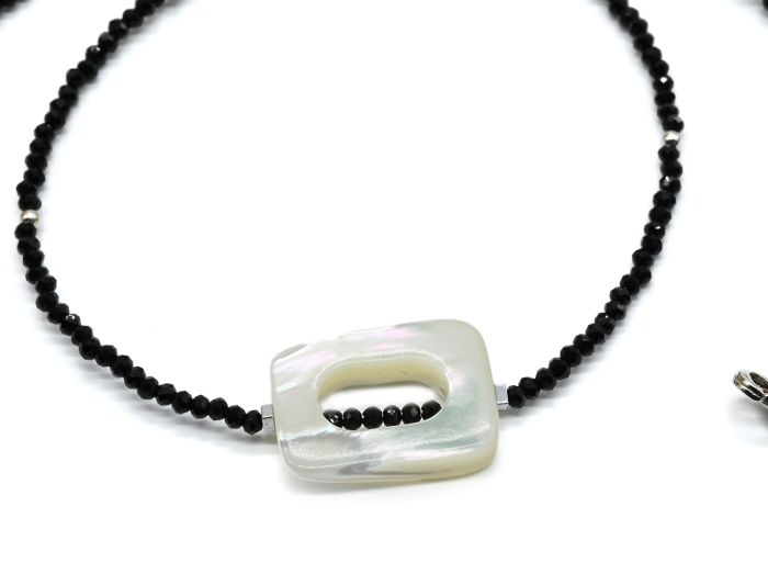 Black spinel choker with mother-of-pearl pendant, 40cm