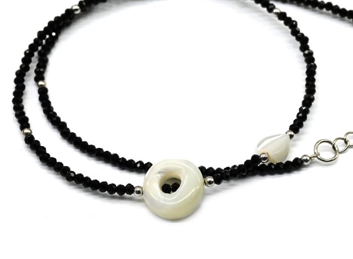 Black spinel choker with mother-of-pearl pendant, 40cm