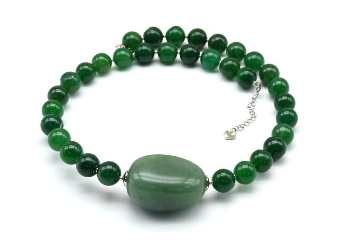 Choker necklace made of 12mm tinted agate with jade 26*39mm, 48cm