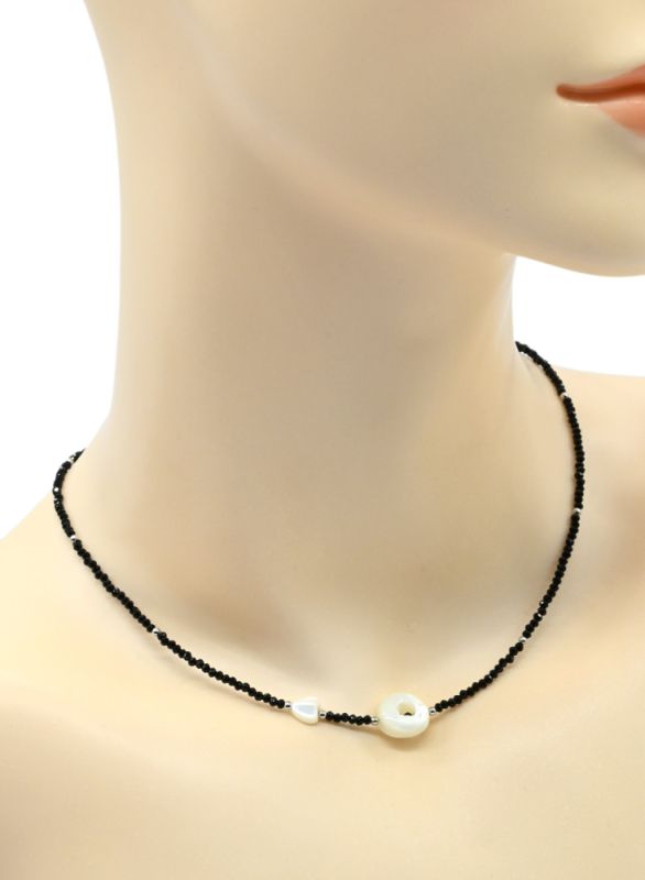 Black spinel choker with mother-of-pearl pendant, 40cm