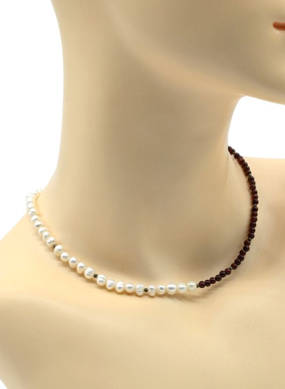 Choker around the neck made of pearls and garnet ball 3mm, 38cm