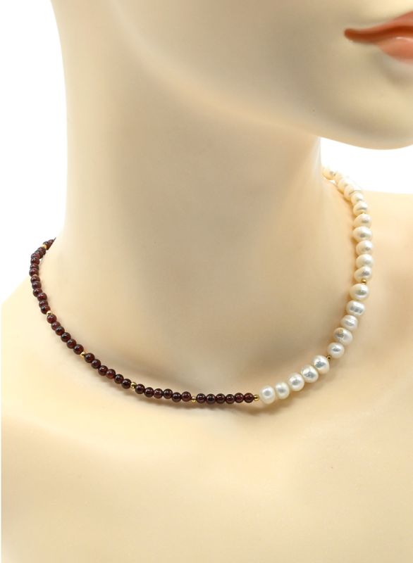 Choker around the neck made of pearls and garnet ball 3mm, 39cm