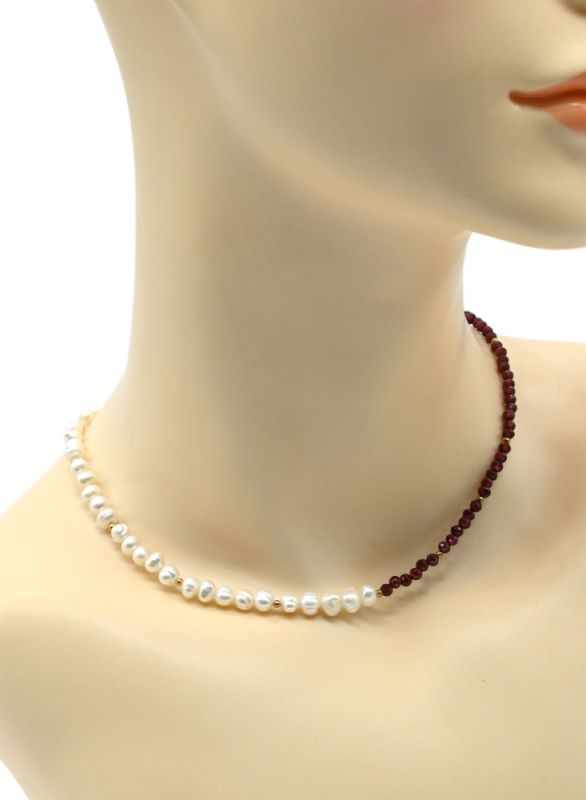 Choker around the neck made of pearls and garnet ball 3mm, 39cm